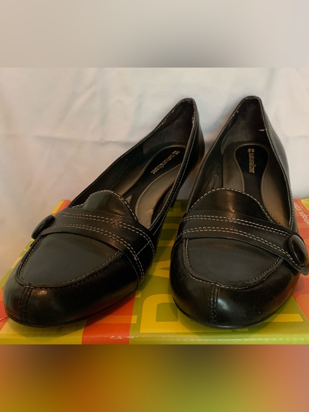 Naturalizer Black Leather Kitten Heel Loafer Pumps Button Accent Shoes Sz 7.5